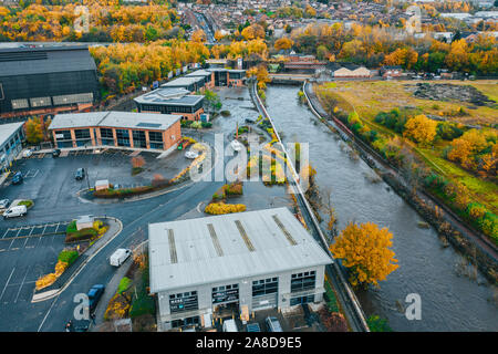 Sheffield, UK - 8 novembre 2019 : images aériennes de dommages causés par la rivière Don débordant ses banques dans l'Inondation novembre près de Meadowhall Banque D'Images