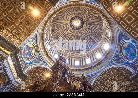 Intérieur de la basilique St Pierre du Vatican Rome Italie Banque D'Images