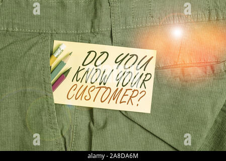 Écrit remarque montrant Connaissez-vous votre Question du client. Concept d'affaires service clients pour identifier les informations pertinentes et d'écriture Banque D'Images