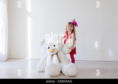 Belle petite fille avec toy grand ours