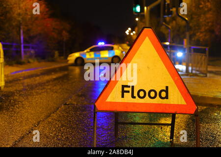 Un signe d'inondation met en garde les automobilistes de l'inondation sur le chemin Barnsdale entre Castleford & Allerton Bywater, tandis qu'une voiture de police bloque la route. Banque D'Images