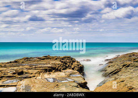 Le rivage rocheux entourant la ville balnéaire de Lorne, Victoria, Australie. Banque D'Images