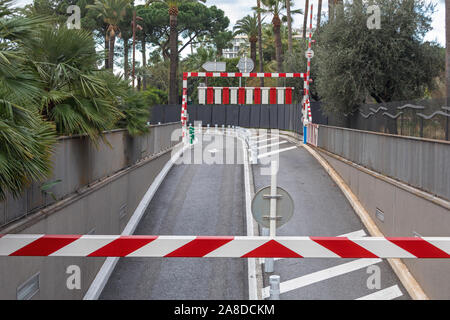 Restrictions de hauteur de barrière à l'entrée de garage de stationnement Banque D'Images