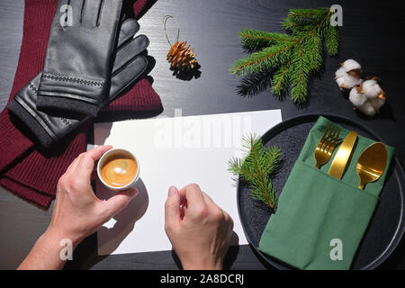 Man Holding tasse à expresso et Hiver Homme Accesoires Banque D'Images