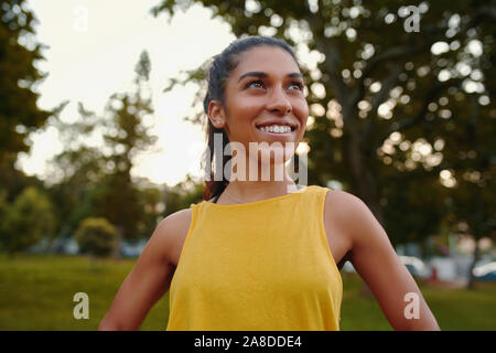 Portrait of a smiling happy fit slim woman motivé et déterminé dans le parc Banque D'Images