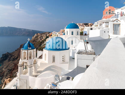 1er novembre 2019 - Santorini, Grèce. Vue pittoresque du petit village de Oia. Églises à coupole bleue et des murs blanchis à la chaux. Banque D'Images