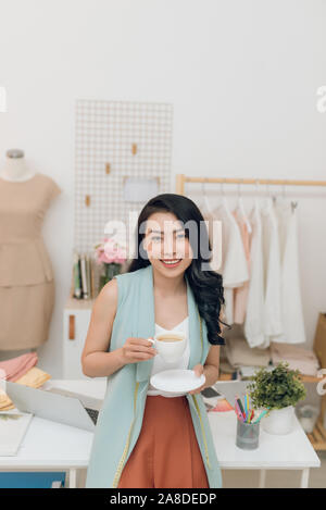 Styliste sur son atelier de prendre une pause et de boire du café Banque D'Images