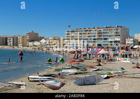 Phare de la Méditerranée between two hotels in Palavas les Flots, near  Carnon Plage, Montpellier, Occitanie, South of France Stock Photo - Alamy