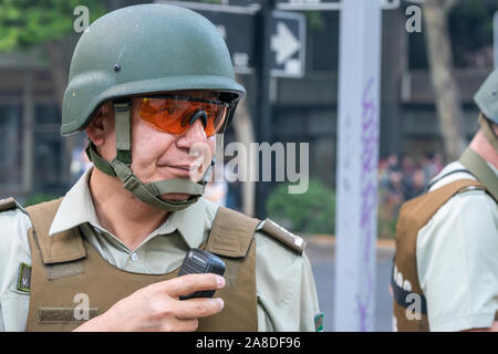 Santiago de Chile Chili le 6 novembre 2019 Agent de police des carabiniers portrait lors des dernières émeutes et affrontements entre la police et les manifestants Banque D'Images