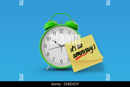 C'est notre anniversaire écrit sur papier post-it jaune attaché à un réveil vert sur fond bleu. Conception réaliste avec l'exemplaire de l'espace. Rend 3d Banque D'Images