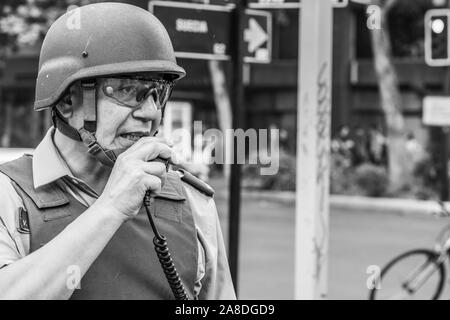 Santiago de Chile Chili le 6 novembre 2019 Agent de police des carabiniers portrait lors des dernières émeutes et affrontements entre la police et les manifestants Banque D'Images