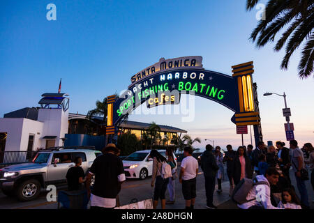 Les touristes se retrouvent au panneau d'entrée de la jetée de Santa Monica. Port de plaisance, la pêche sportive, la navigation de plaisance et des cafés. Le Comté de Los Angeles, California, United Stat Banque D'Images