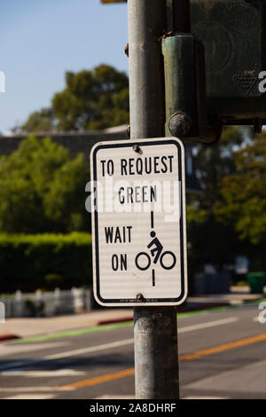 Inscrivez-vous pour les cyclistes d'attendre à traverser. Santa Monica, Los Angeles County, Californie, États-Unis d'Amérique Banque D'Images