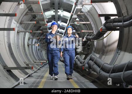 Les travailleurs chinois à partir de l'alimentation locale de patrouille et inspection bureau 220kv câbles d'alimentation haute tension souterrain monté à Foshan, Chine du sud' Banque D'Images