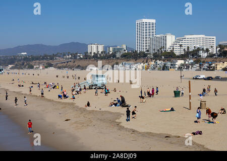 Les touristes sur la plage, Santa Monica, Los Angeles County, Californie, États-Unis d'Amérique Banque D'Images