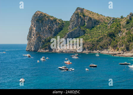 Trois lacets de la baie de Ieranto, avec le Montalto Tower sur le sommet et les bateaux en mer, prises à partir de la plage de Nerano, près de Sorrento Banque D'Images