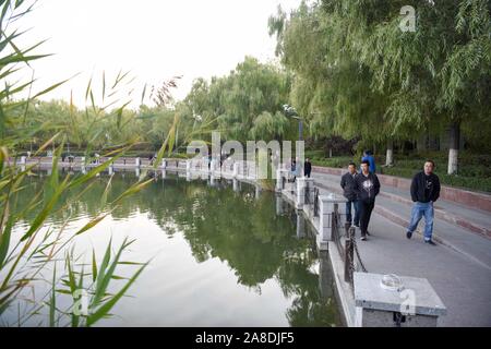 (191108) -- URUMQI, 8 novembre 2019 (Xinhua) -- les gens visiter la place publique Nanhu Urumqi, dans le nord-ouest de la Chine, la Région autonome du Xinjiang Uygur, Octobre 4, 2019. Le nombre de touristes dans le nord-ouest de la Chine, la Région autonome du Xinjiang Uygur a dépassé 200 millions de janvier à octobre de cette année, en hausse de 42,62 pour cent d'année en année, selon les autorités locales. (Xinhua/Ding Lei) Banque D'Images