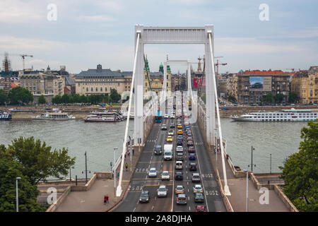 L'augmentation du trafic aux heures de pointe à Elisabeth pont reliant Buda et Pest de l'autre côté de la rivière du Danube. Vue depuis la colline Gellert. Banque D'Images