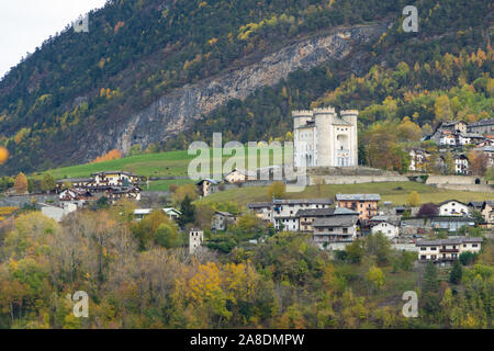 Valsavaranche Valle d'Aosta Vallée d'Italie Feuillage d'Automne Couleurs d'automne arbres montagnes paysage de vignes en novembre 2019 Destination Voyage Alpes Banque D'Images