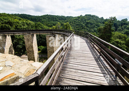 Pont en bois tenue par de massifs piliers rocheux ouvre la voie dans le Maramures Citadel est une forteresse médiévale située dans la partie nord-est de la Roumanie, près de Banque D'Images