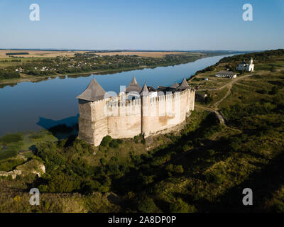 Vue aérienne de la forteresse médiévale dans l'ouest de l'Ukraine près de la ville de Khotin par Dniestr Banque D'Images