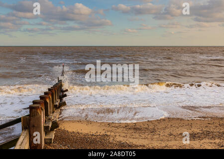 Brise-lames, Southwold avec vagues Banque D'Images