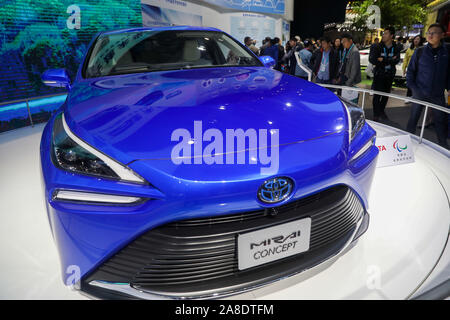 Shanghai. Nov 8, 2019. Photo prise le 8 novembre 2019 montre une Toyota Mirai concept, véhicule à pile à combustible, à l'exposition d'automobiles au cours de la deuxième zone d'importation chinois International Expo (CIEE) à Shanghai, à l'est de la Chine. Exposants Automobile afficher un certain nombre de véhicules et les technologies les plus récentes au cours de la deuxième CIEE, avec la clé de l'accent de concept de véhicules, véhicules intelligents, ainsi que de nouveaux véhicules de l'énergie électrique y compris les voitures à pile à combustible et hydrogène. Credit : Ding Ting/Xinhua/Alamy Live News Banque D'Images