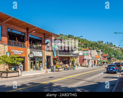 Bien que la route de la promenade au centre-ville, dans les Great Smoky Mountains Resort Ville de Gatlinburg Tennessee aux États-Unis Banque D'Images