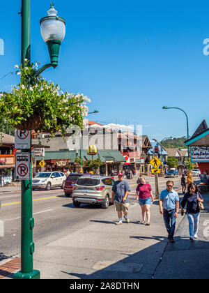 Bien que la route de la promenade au centre-ville, dans les Great Smoky Mountains Resort Ville de Gatlinburg Tennessee aux États-Unis Banque D'Images