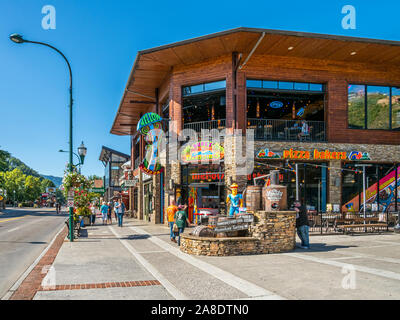 Bien que la route de la promenade au centre-ville, dans les Great Smoky Mountains Resort Ville de Gatlinburg Tennessee aux États-Unis Banque D'Images