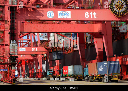 Les contenants pour être exportées sont chargés sur un navire porte-conteneurs à Lianyungang port de Lianyungang Ville, Province de Jiangsu est le 8 novembre, 201 Banque D'Images