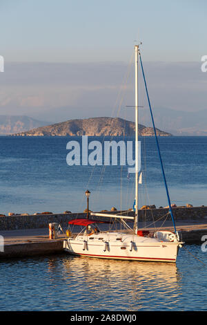 Megalochori, Grèce - Novembre 02, 2019 : la voile dans le port du village de Megalochori sur l'île d'Agistri, Grèce. Banque D'Images