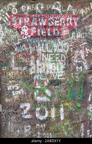 Liverpool, Royaume-Uni - 31 octobre 2019 : rouge emblématique gateway de champs de fraises à Liverpool. Rendu célèbre par la chanson des Beatles Strawberry Fields forever. Banque D'Images