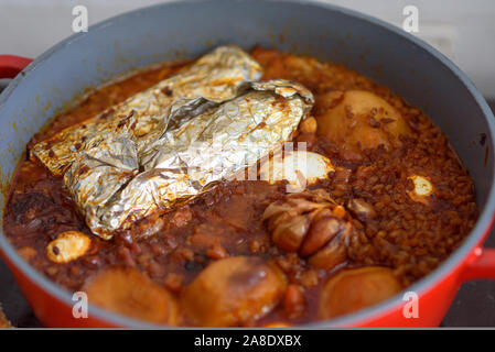 La plaque chaude pour le Sabbat, un pot de viande épicé cuit avec des pommes de terre, orge, jachnun,le blé et les œufs. Pot de tcholent Hamin en hébreu,vue d'en haut. La nourriture traditionnelle Shabbat juif. Banque D'Images