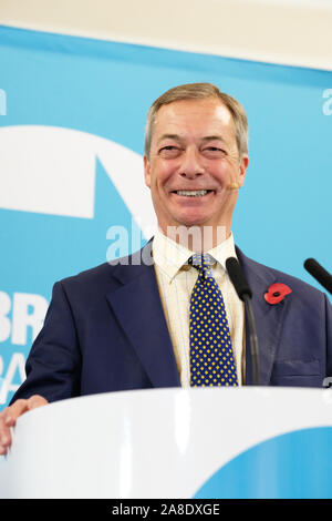 Little Mill, Pontypool, Monmouthshire, Wales - Vendredi 8 novembre 2019 - La chef du parti Brexit Nigel Farage s'adresse à un auditoire dans la Nouvelle-Galles du Sud ville de Pontypool la vigueur du scrutin. Photo Steven Mai / Alamy Live News Banque D'Images