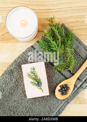 Mise à plat voir l'Amérique Juniper Juniperus communis berry bar soap, juniper tree branch avec cônes confier et cuillère avec des baies, copiez l'espace. Tre Juniper Banque D'Images