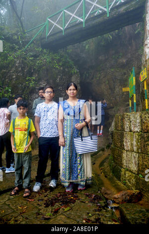 Une famille indienne composée de mère fille et fils posant en face des grottes de projet écologique Haïfa savoir connu sous le plateau Sohra Banque D'Images