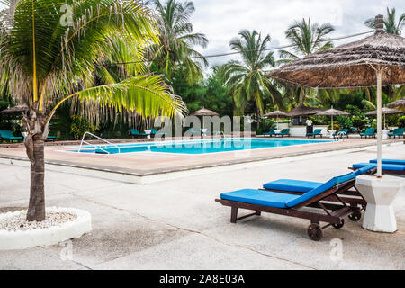 La piscine et le bar d'un complexe de vacances de luxe en Gambie, Afrique de l'Ouest. Banque D'Images