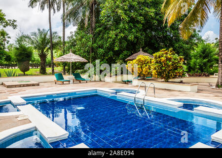 Une piscine dans un complexe de vacances de luxe en Gambie, Afrique de l'Ouest. Banque D'Images