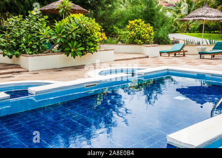 Une piscine dans un complexe de vacances de luxe en Gambie, Afrique de l'Ouest. Banque D'Images