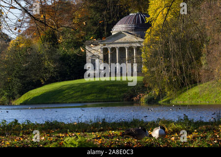 Le pavillon en pierre à Stourhead. Une belle folie dans la partie géorgienne jardins paysagers . Le lac en face et les bois derrière. L'automne et ensoleillé. 2 Banque D'Images