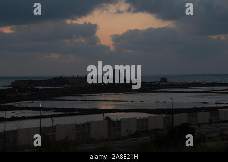 Le magnifique coucher de soleil sur la mer d'Haifa en Israël Banque D'Images