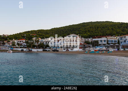 Skala, Grèce - Novembre 02, 2019 : plage, dans le port de Skala village sur l'île d'Agistri, Grèce. Banque D'Images