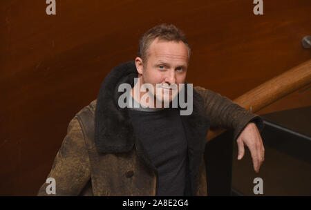 Munich, Allemagne. 05Th Nov, 2019. L'acteur Maximilian Brückner apparaît dans la Funkhaus des Bayerischen Rundfunks. Dans la deuxième saison de la série Brückner joue le rôle du maire Alfons Zischl. Crédit : Felix Hörhager/dpa/Alamy Live News Banque D'Images