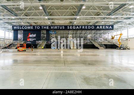 Bologne, Italie. 08 novembre, 2019. Appuyez sur aperçu de la nouvelle arène, le Segafredo Virtus nouveau panier temporaire arena de Virtus Bologna construit à l'intérieur du Hall 30 de la foire de Bologne le 08 novembre 2019 à Bologne, en Italie. Credit : Massimiliano Donati/Alamy Live News Banque D'Images