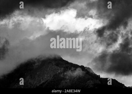 Le noir et blanc sur les montagnes du Grand Caucase du Sud, l'Azerbaïdjan Banque D'Images