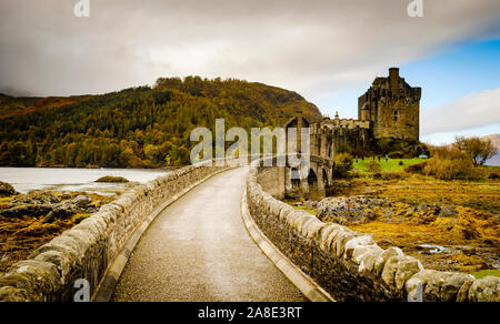 Le Château d'Eilean Donan sur les rives du Loch Duich sur la route de l'Isles et Skye, Highlnads d'Écosse Banque D'Images