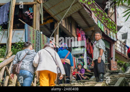 Cat Cat, le Vietnam - 14 octobre 2019 - Les résidants locaux de Cat Cat Village, près de Sapa, Vietnam du Nord essaient de vendre aux touristes des cadeaux Banque D'Images