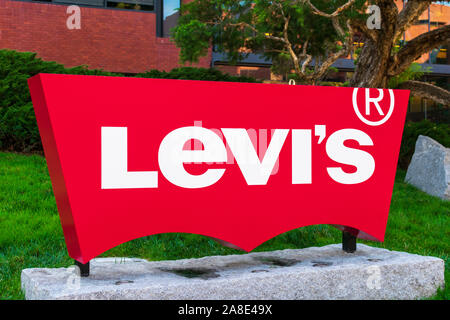 Levi's logo rouge au siège de Levi Strauss & Co situé à Levi Strauss Plaza. Levi Strauss & Co. est une entreprise de vêtements américains Banque D'Images