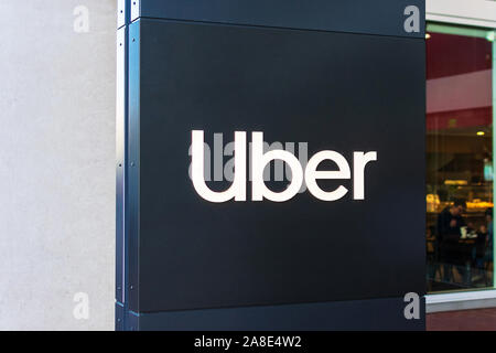 Logo et inscription Uber, près de l'entrée à l'administration centrale du réseau de transport Technologies Uber démarrer Banque D'Images